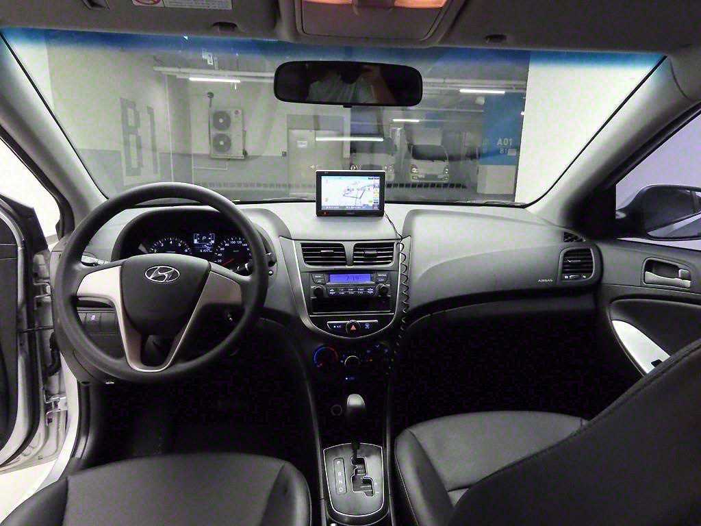HYUNDAI Accent - Vista 7