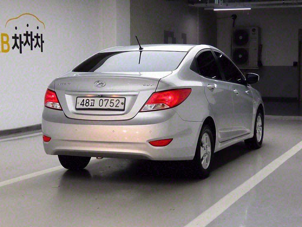 HYUNDAI Accent - Vista 4