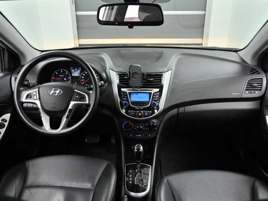 HYUNDAI Accent - Vista 7