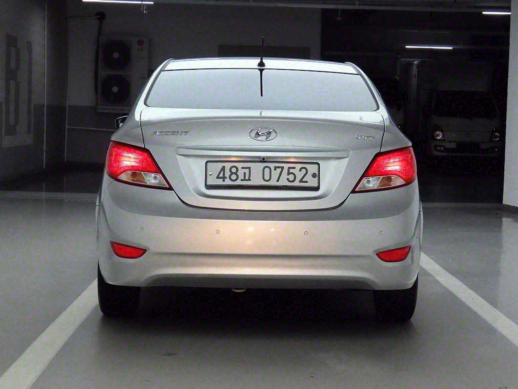 HYUNDAI Accent - Vista 3