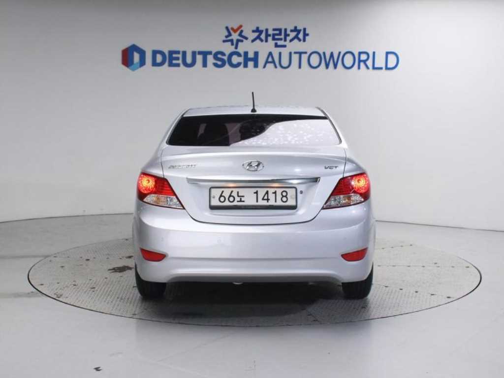 HYUNDAI Accent - Vista 4