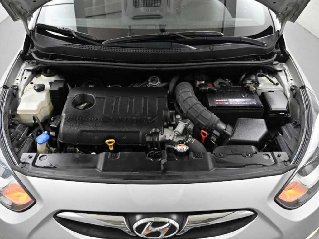 HYUNDAI Accent - Vista 10