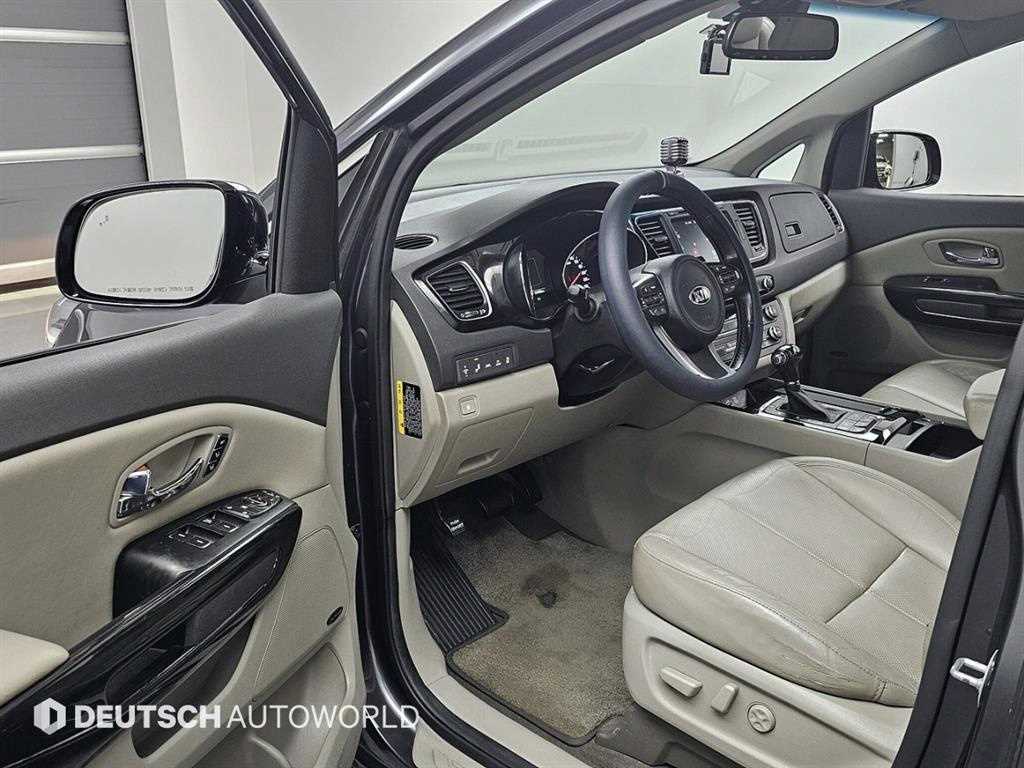 KIA Carnival - Vista 11