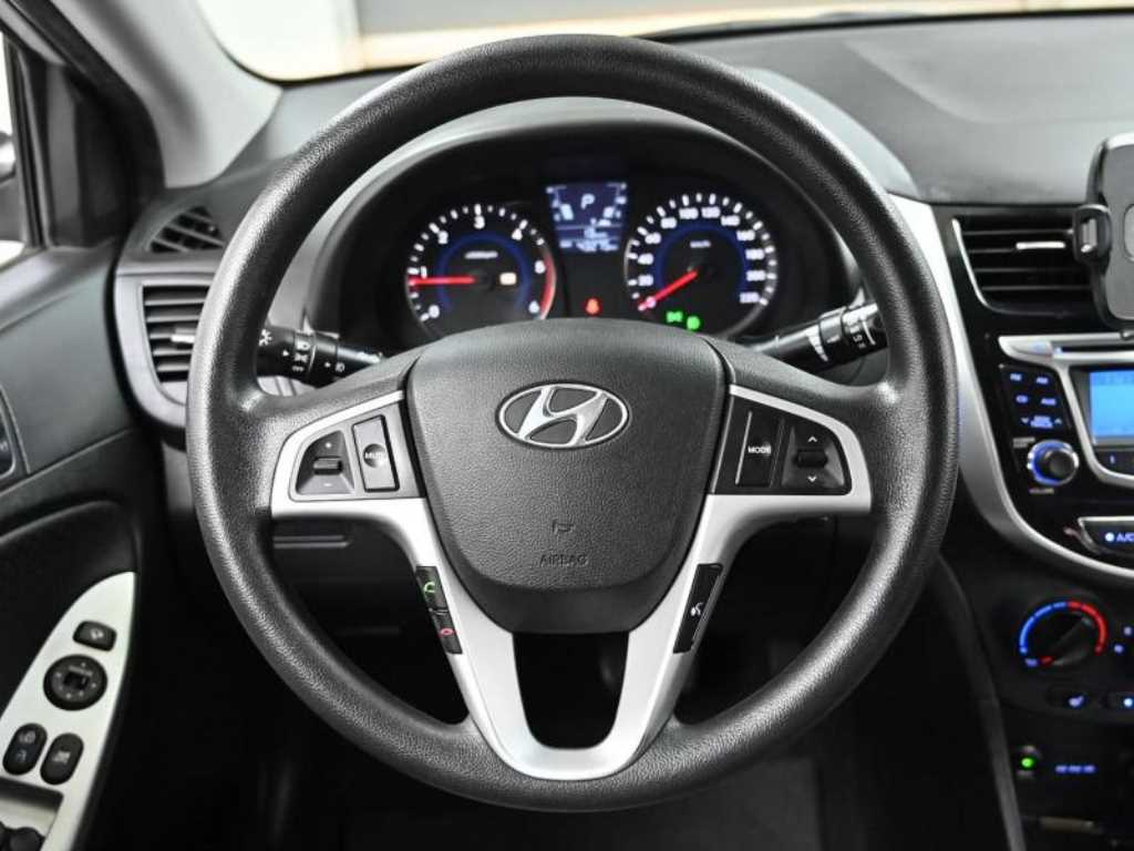 HYUNDAI Accent - Vista 5
