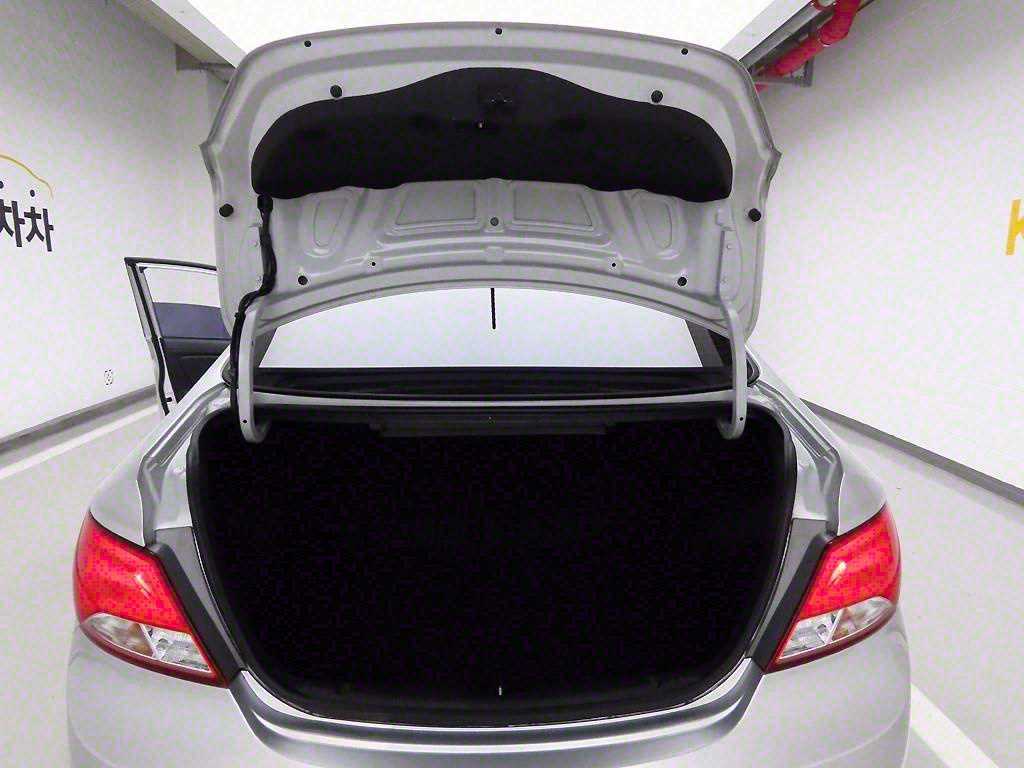 HYUNDAI Accent - Vista 5