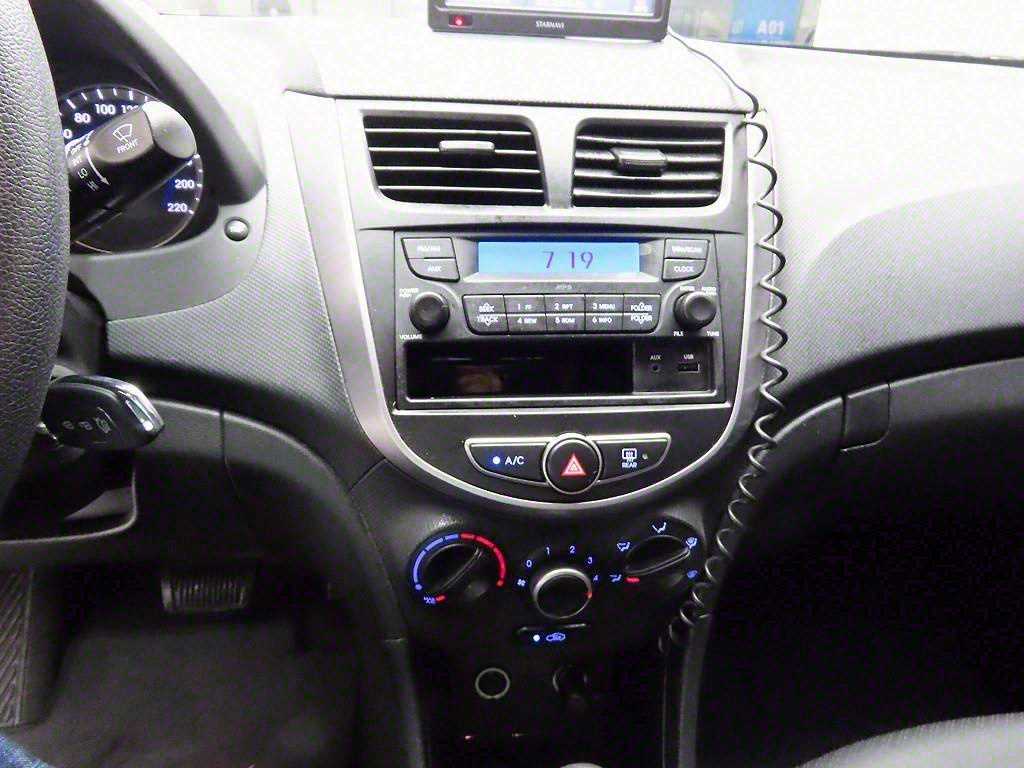 HYUNDAI Accent - Vista 9