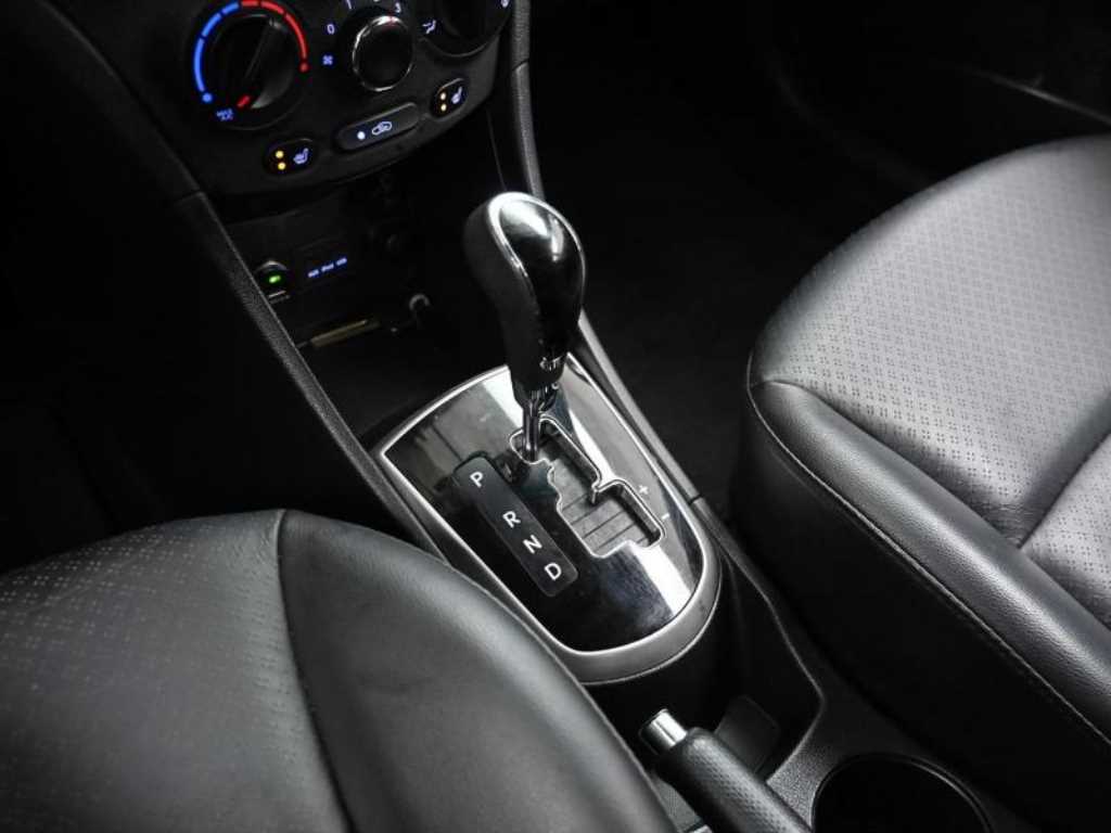 HYUNDAI Accent - Vista 12