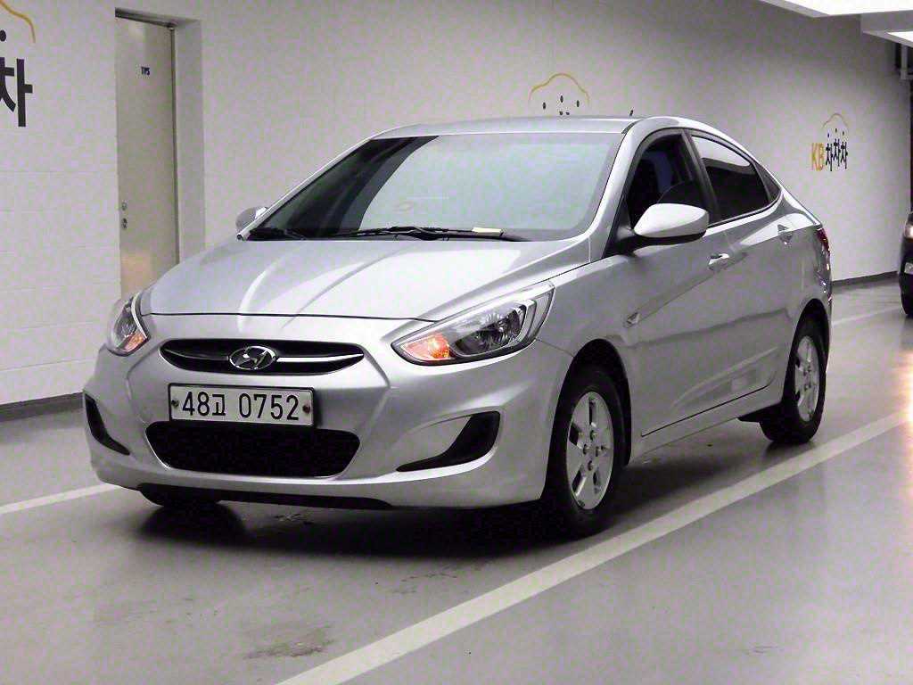 HYUNDAI Accent - Vista 2
