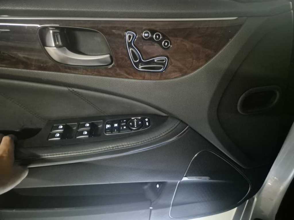 HYUNDAI Equus - Vista 9