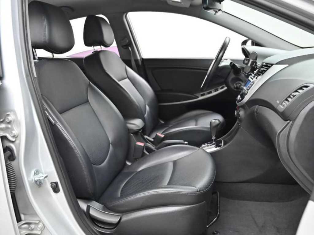 HYUNDAI Accent - Vista 9