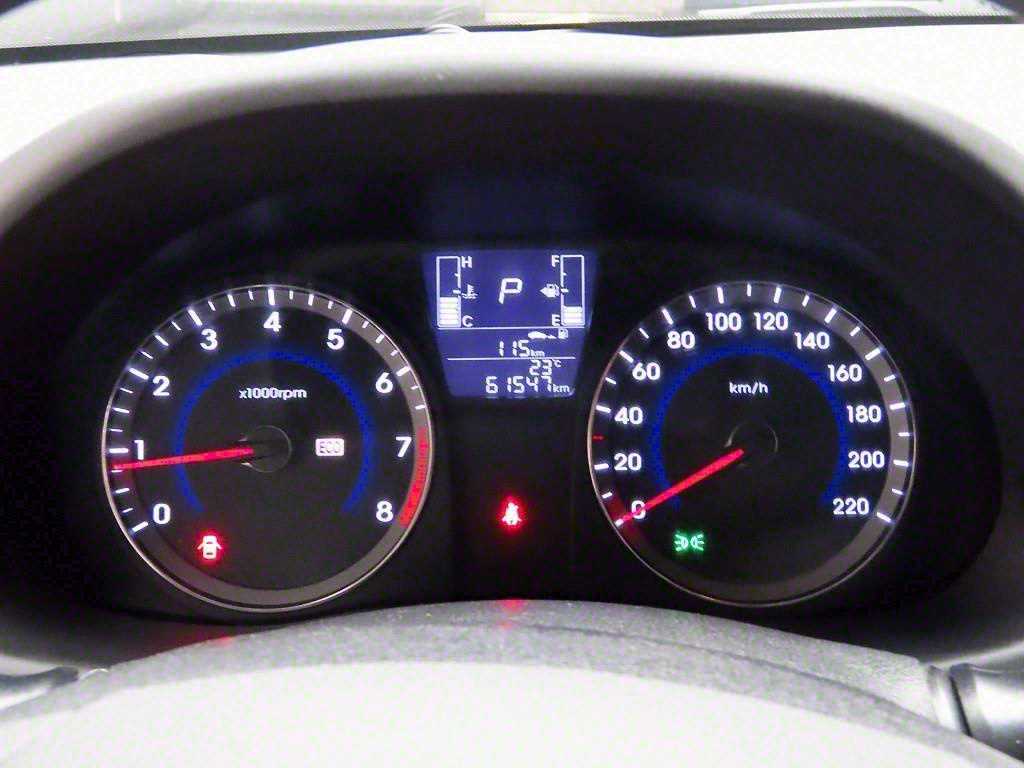 HYUNDAI Accent - Vista 6