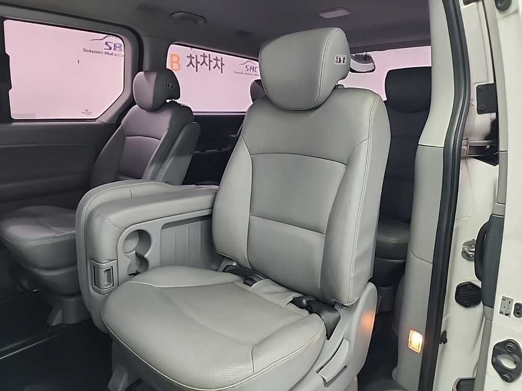 HYUNDAI Starex - Vista 12