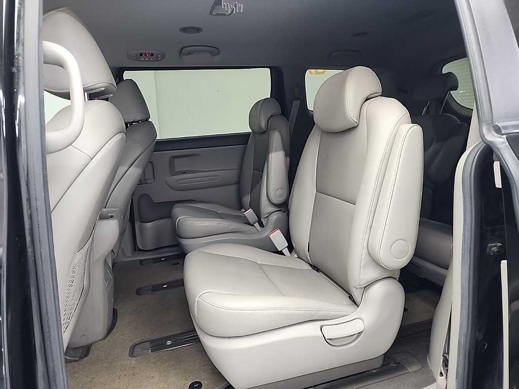 KIA Carnival - Vista 12