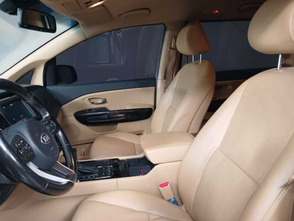 KIA Carnival - Vista 12