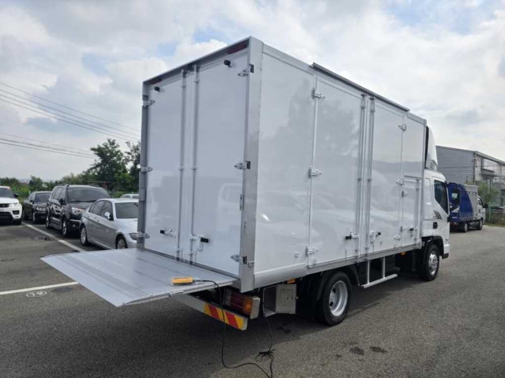 medium and large cargo truck - Vista 9