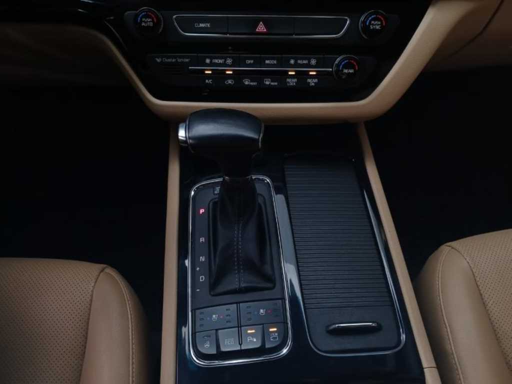 KIA Carnival - Vista 11
