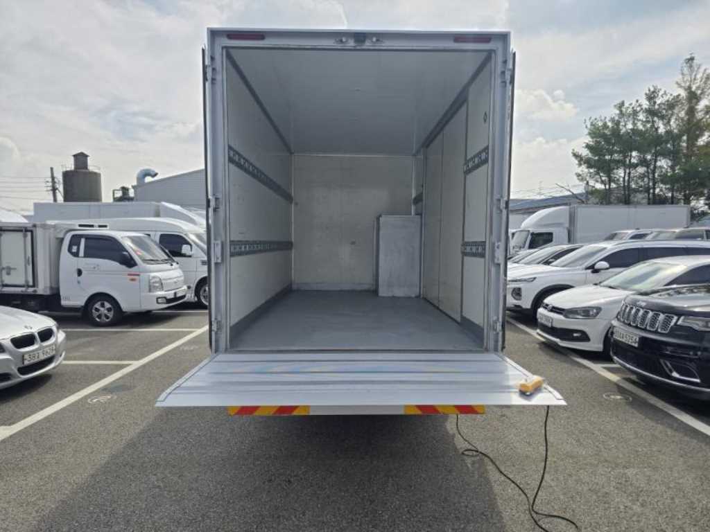 medium and large cargo truck - Vista 11