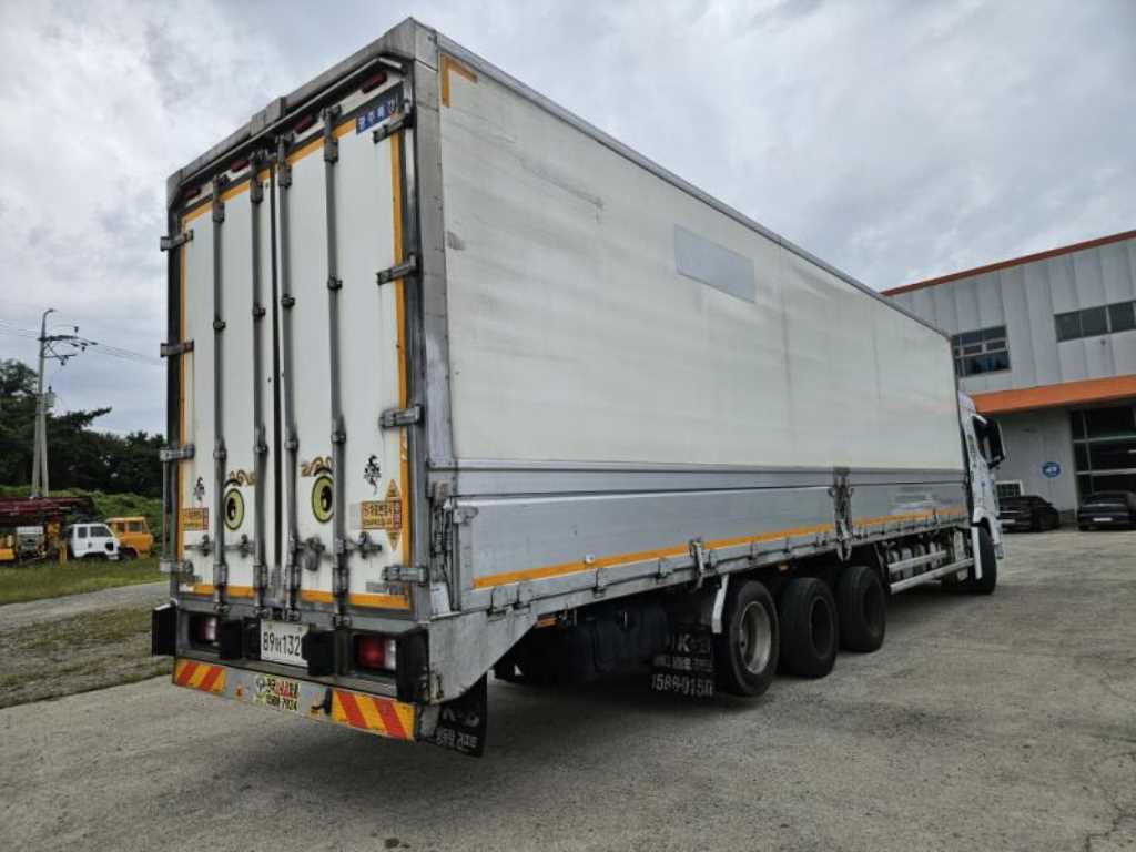 medium and large cargo truck - Vista 6