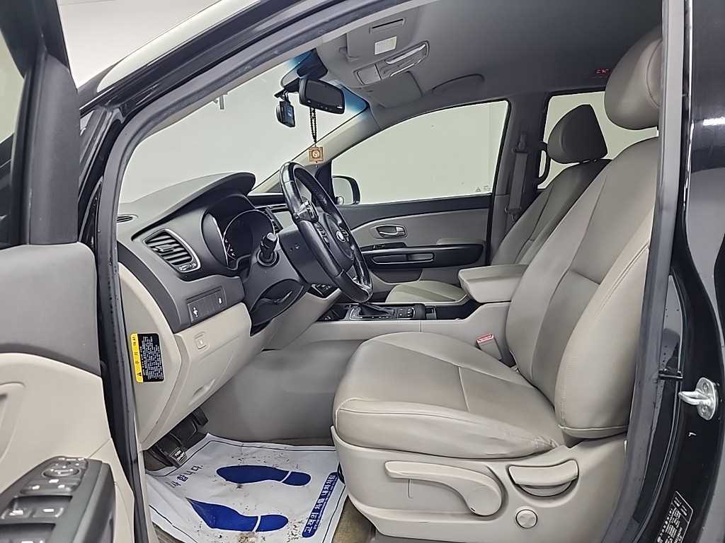 KIA Carnival - Vista 11
