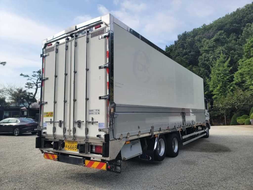 medium and large cargo truck - Vista 6