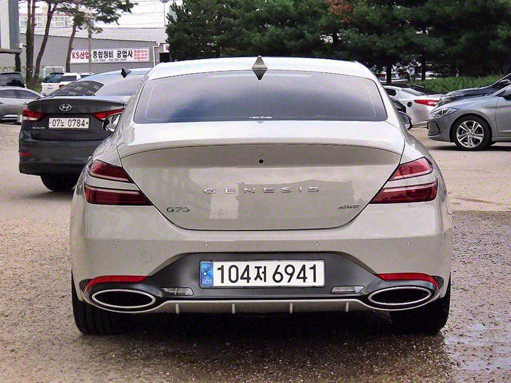 Genesis G70 - Vista 4