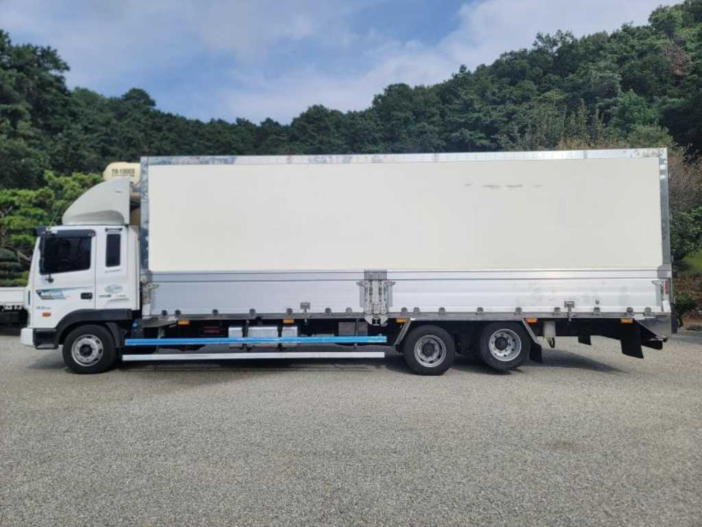 medium and large cargo truck - Vista 11