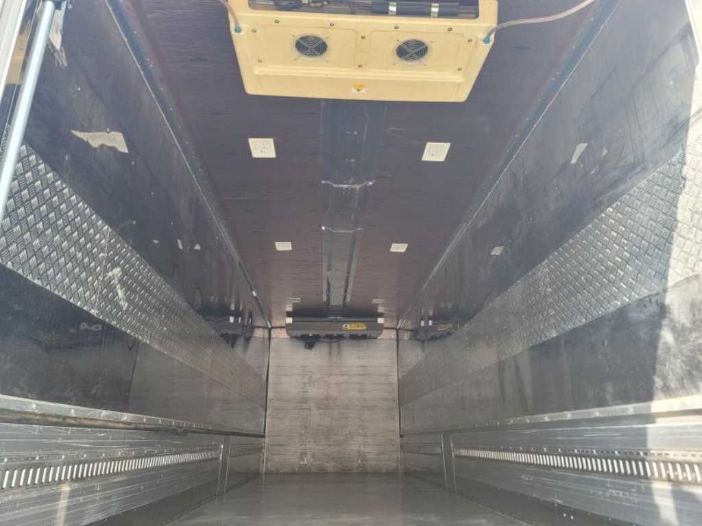 medium and large cargo truck - Vista 9