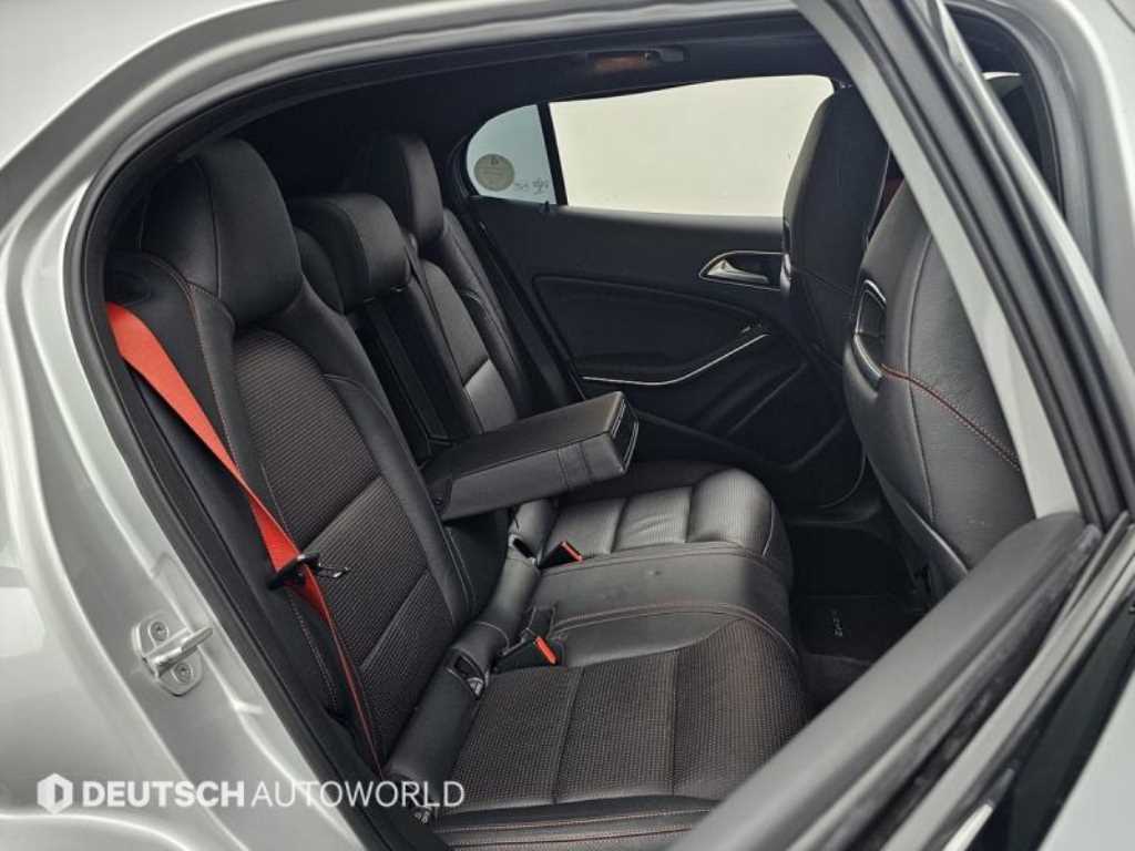 Mercedes Benz GLA Class - Vista 12