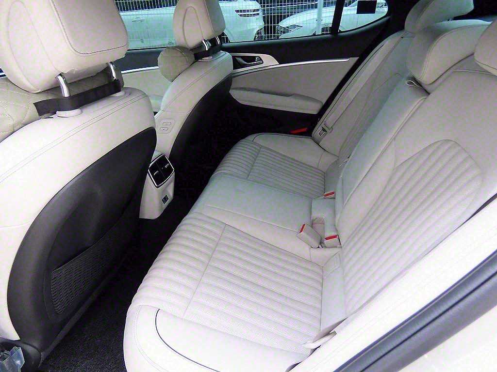 Genesis G70 - Vista 6