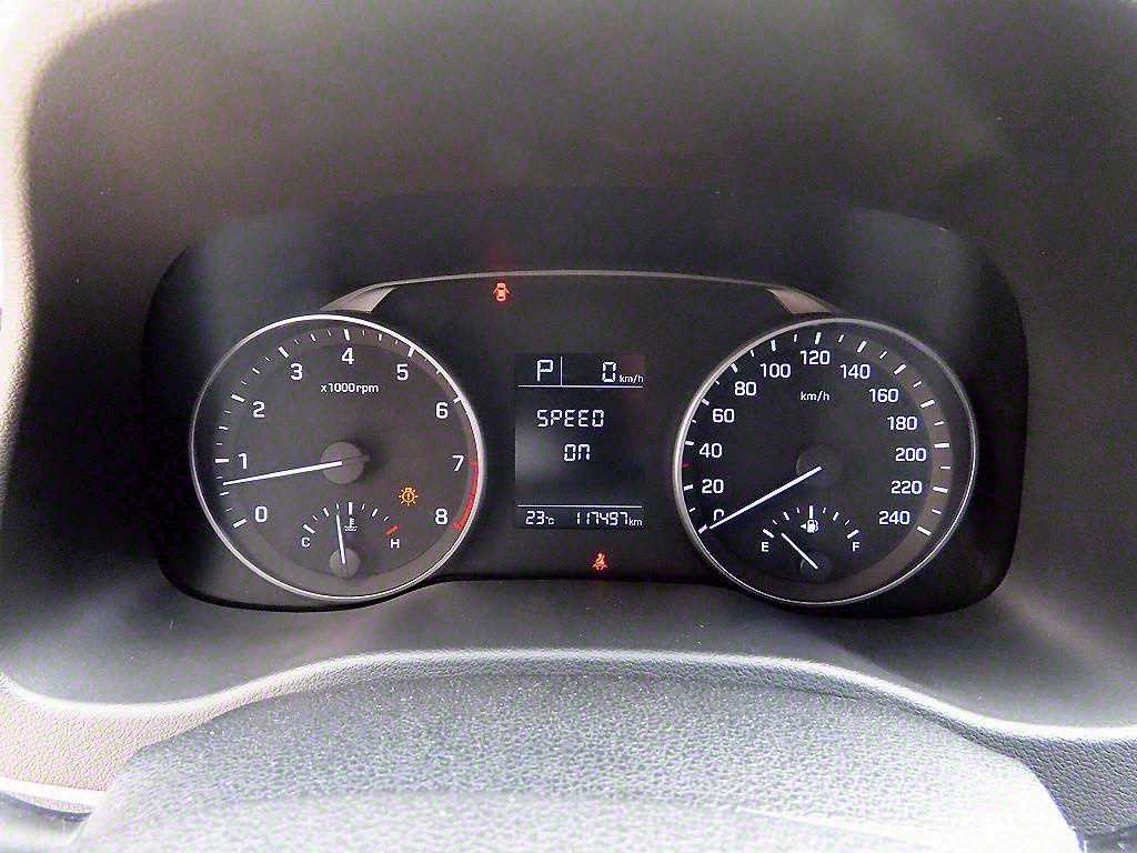 HYUNDAI Avante - Vista 9