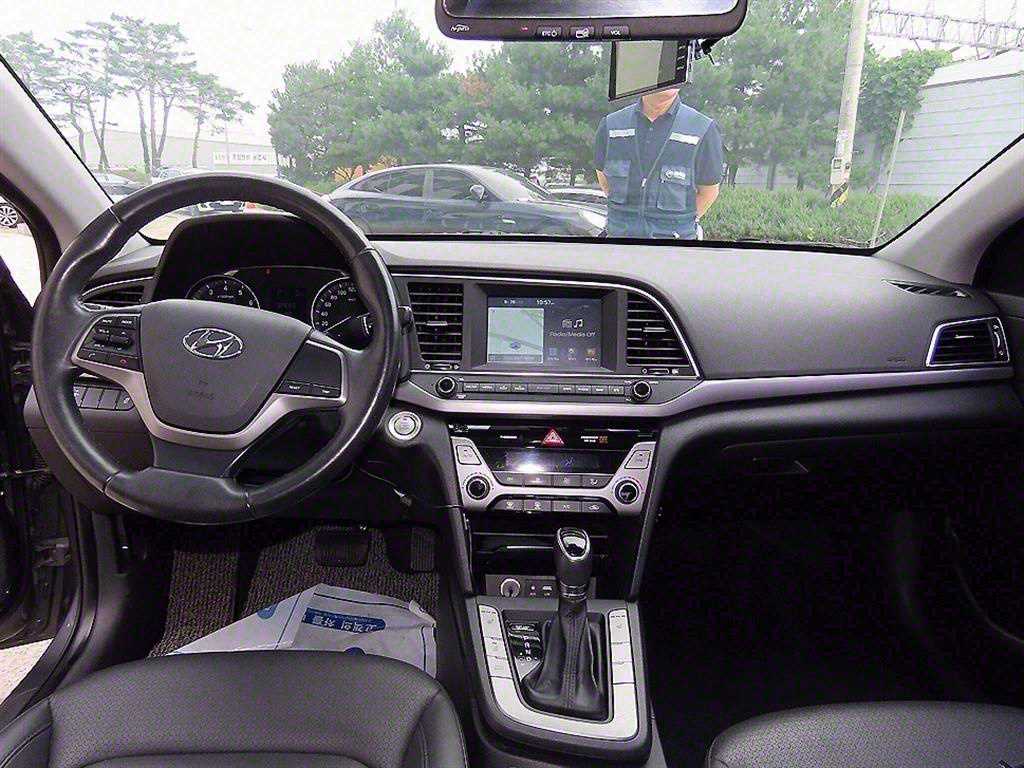 HYUNDAI Avante - Vista 7