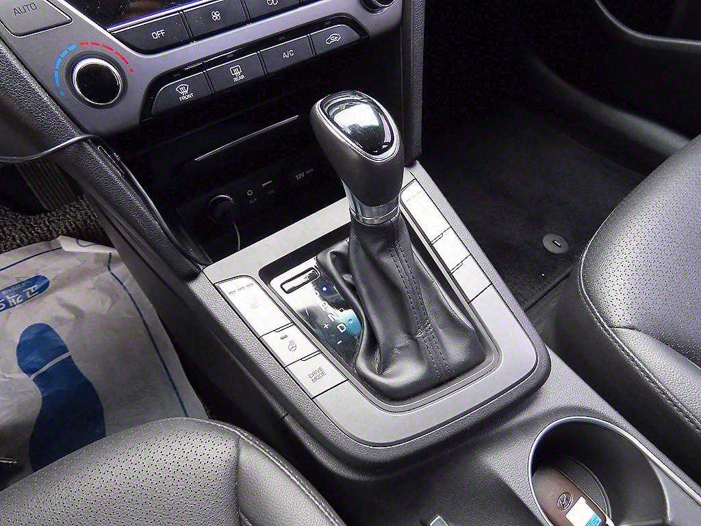 HYUNDAI Avante - Vista 10