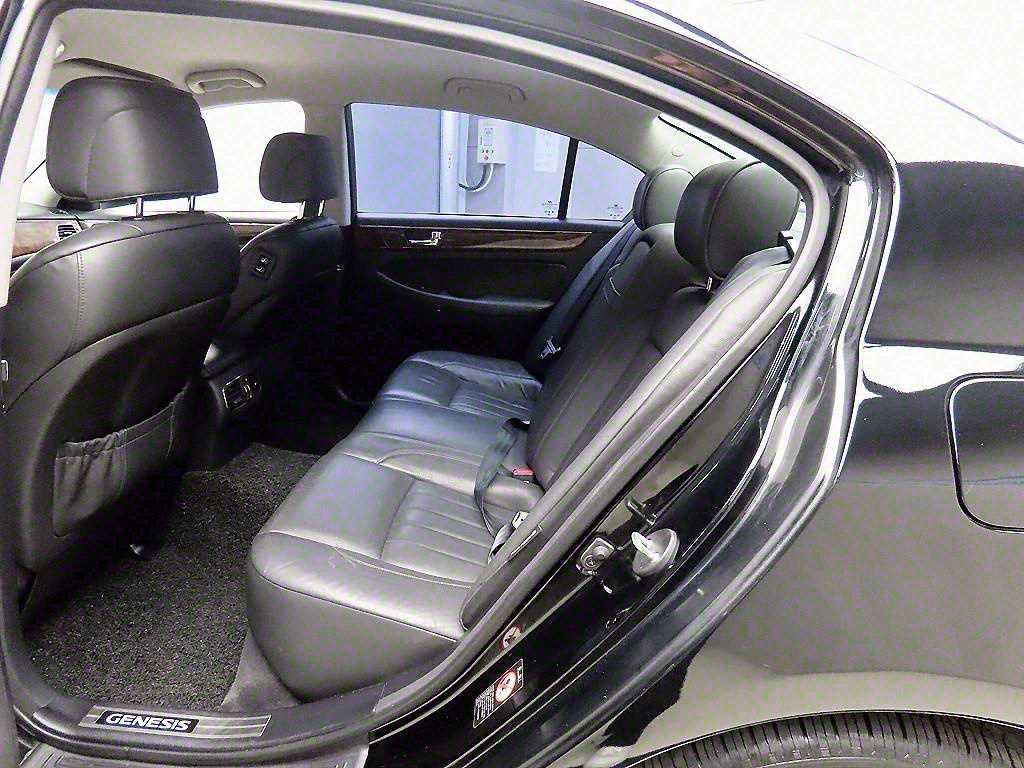 HYUNDAI Genesis - Vista 6