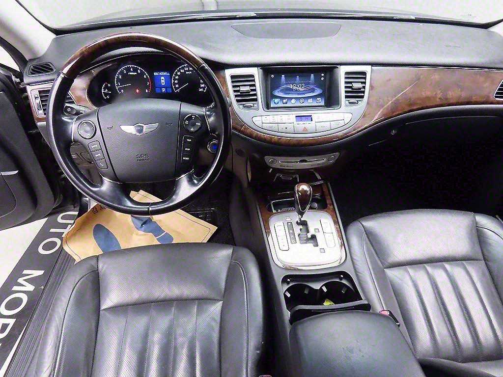 HYUNDAI Genesis - Vista 7