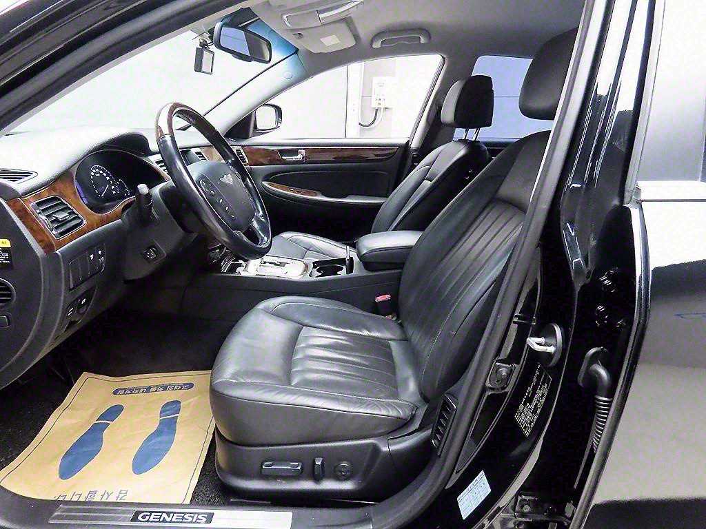 HYUNDAI Genesis - Vista 5