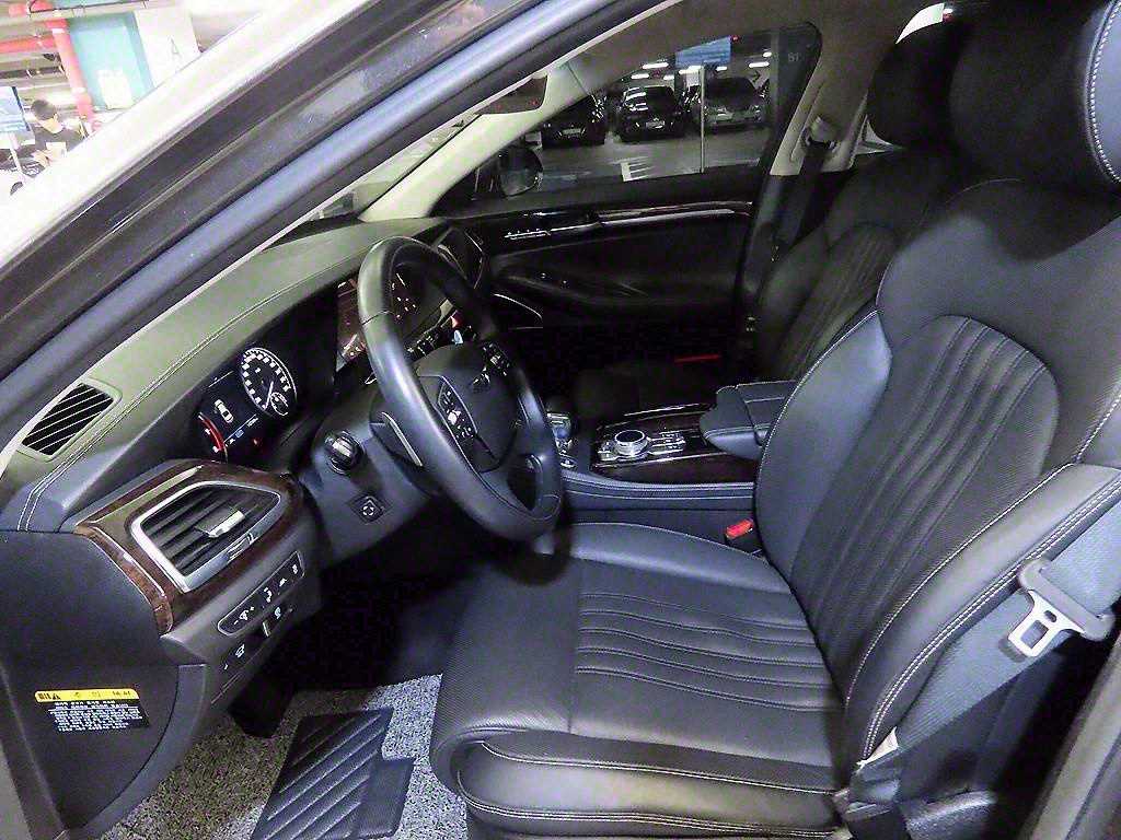 Genesis G90 - Vista 6