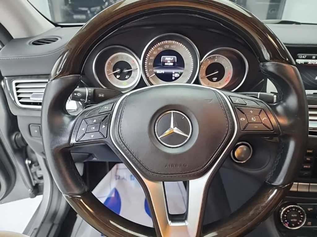 Mercedes Benz CLS Class - Vista 9