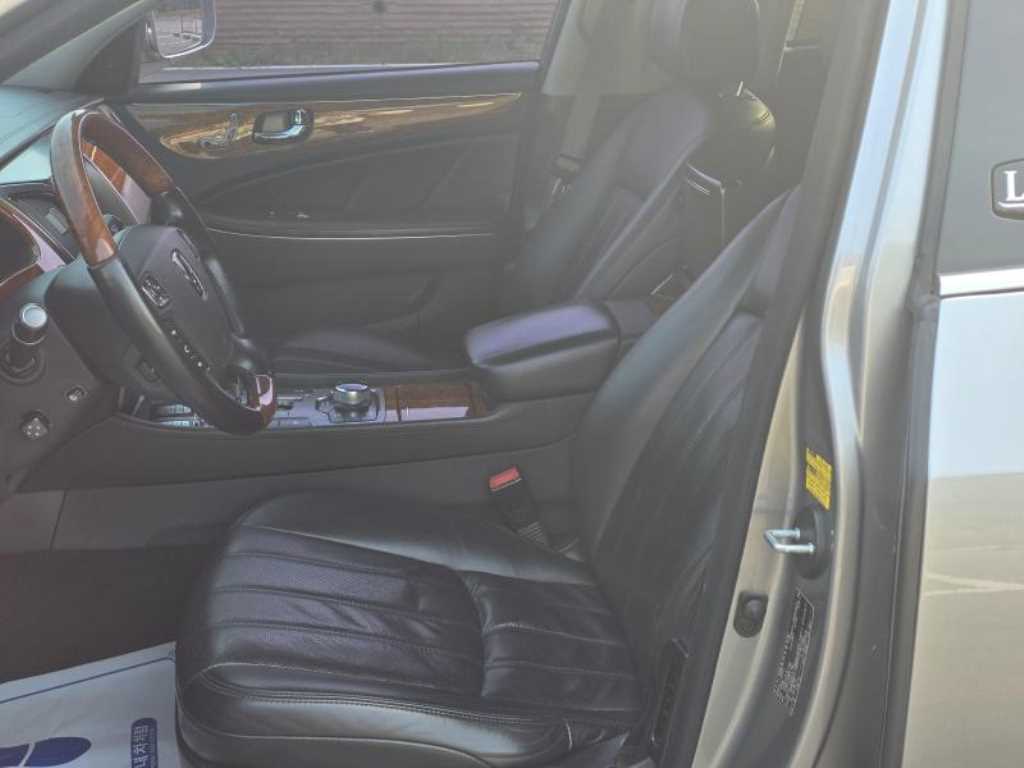 HYUNDAI Equus - Vista 9