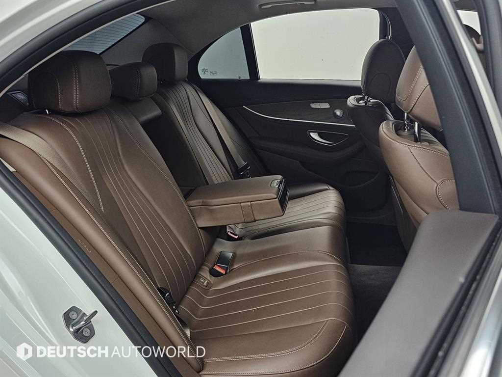 Mercedes Benz E class - Vista 12