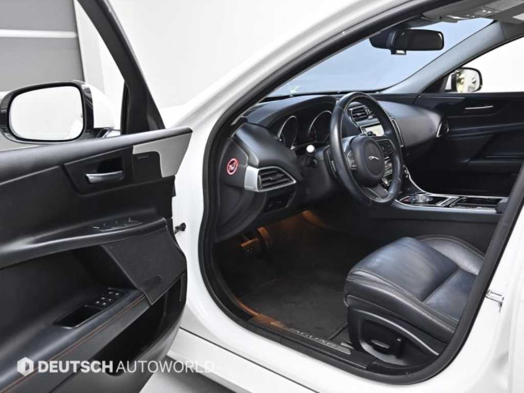 Jaguar XE - Vista 11