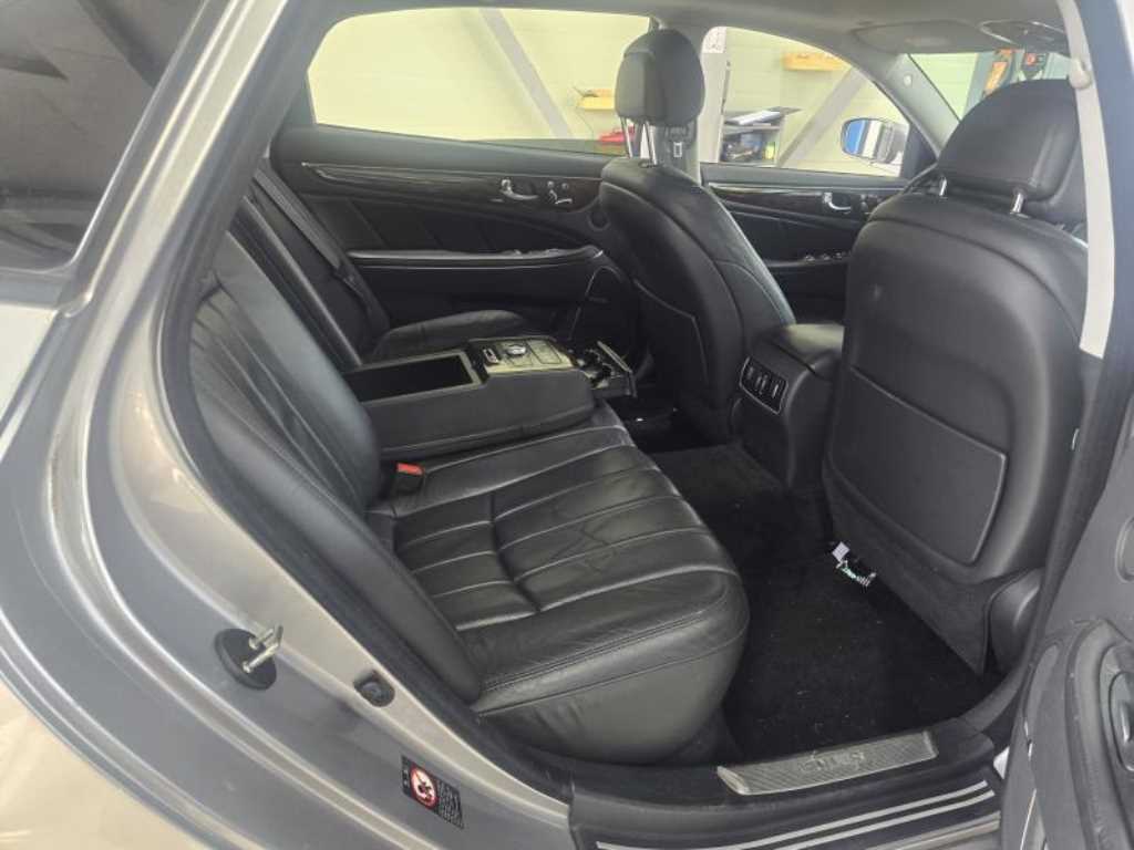 HYUNDAI Equus - Vista 9