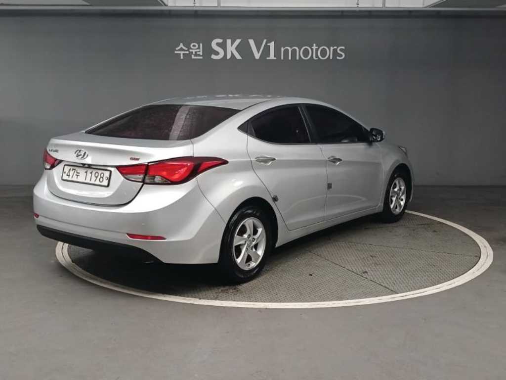 HYUNDAI Avante - Vista 4