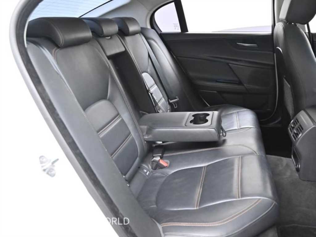 Jaguar XE - Vista 12