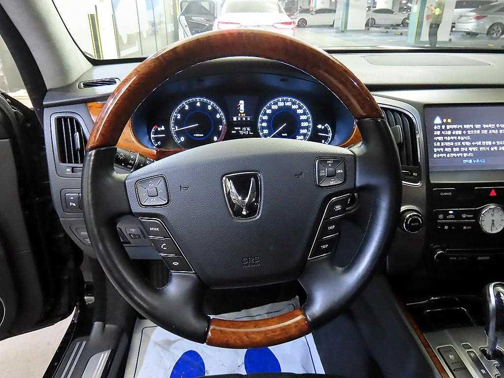 HYUNDAI Equus - Vista 8