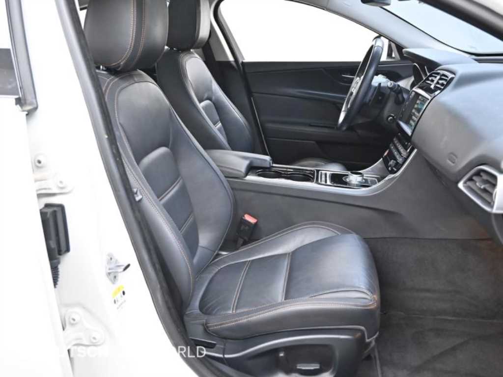 Jaguar XE - Vista 10