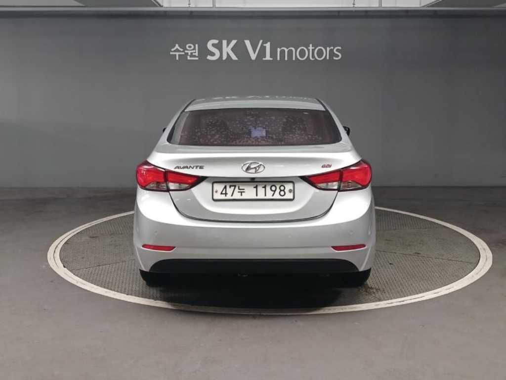 HYUNDAI Avante - Vista 2