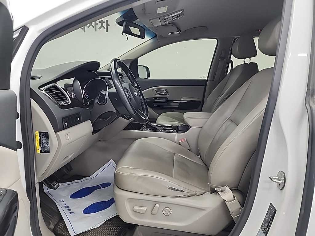 KIA Carnival - Vista 11