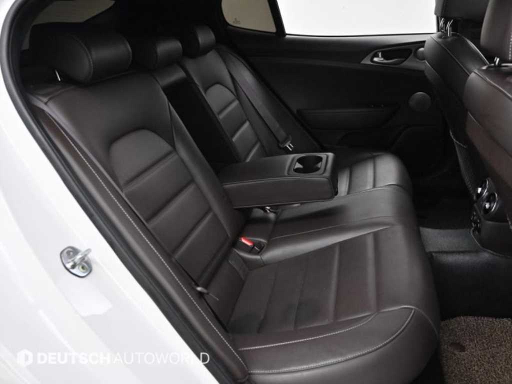 KIA Stinger - Vista 12