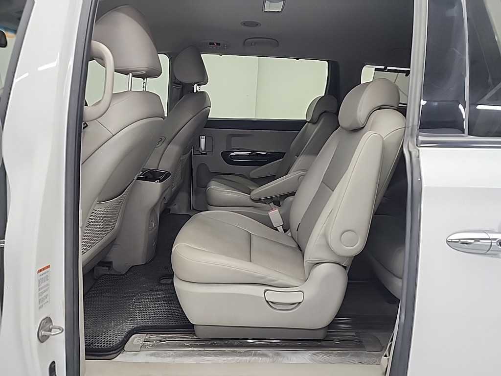 KIA Carnival - Vista 12