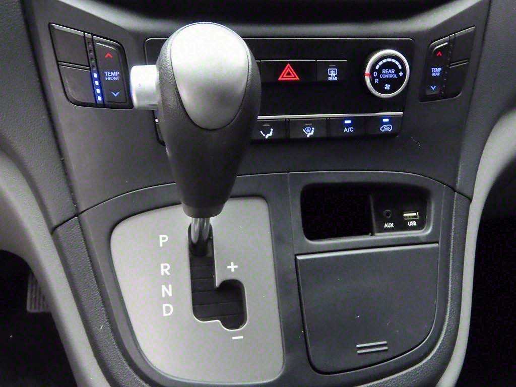 HYUNDAI Starex - Vista 10